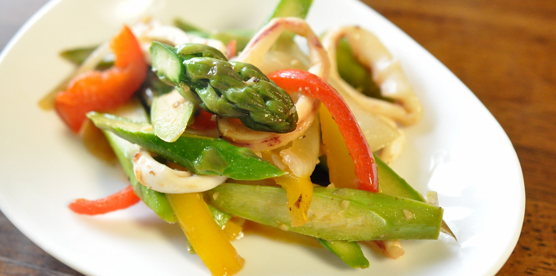 イカと彩り野菜のガリバタ炒めのサムネイル画像