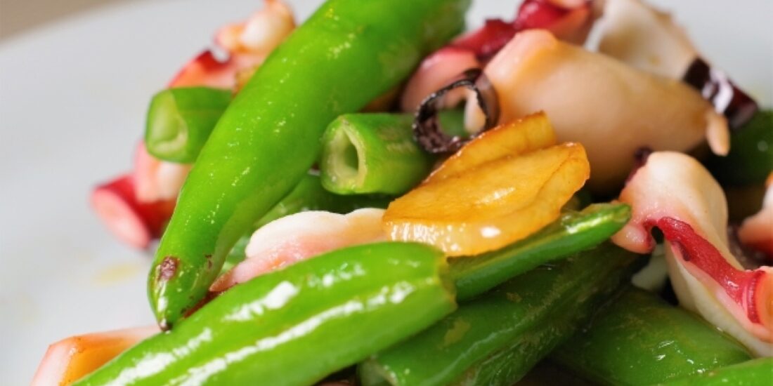 タコとインゲン豆の ピリ辛ガーリック炒め -食欲そそる誘惑メシ-のサムネイル画像