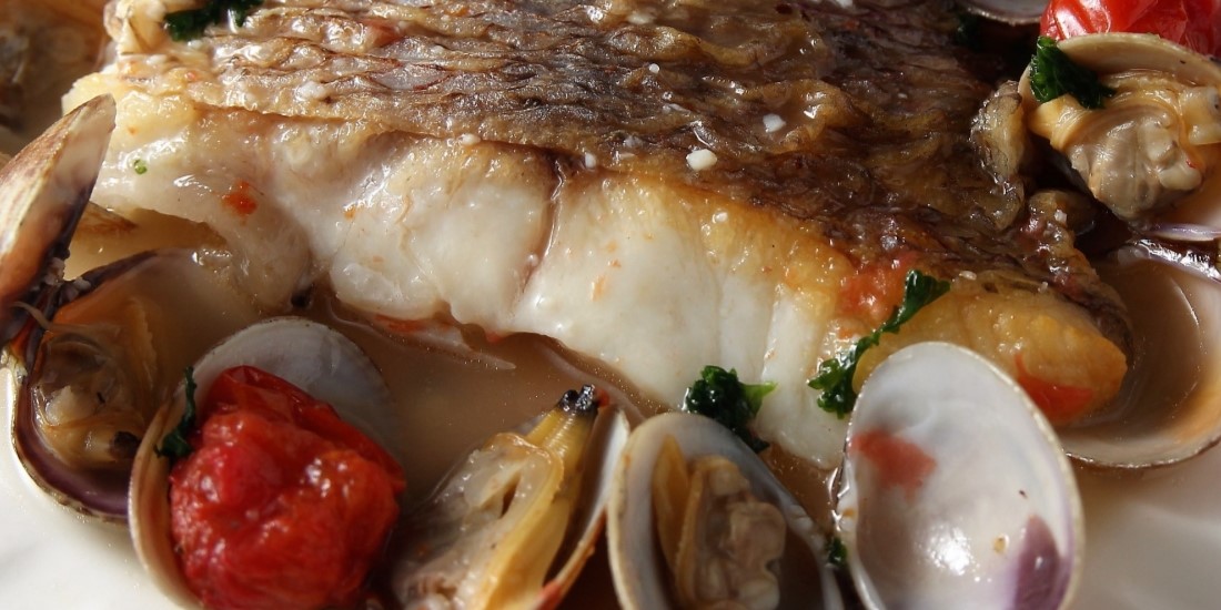 白身魚とあさりのアクアパッツァ　海の恵みが織りなす癒しの一皿のサムネイル画像